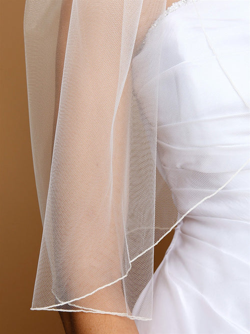 Classic pencil edge veil, fingertip, detail