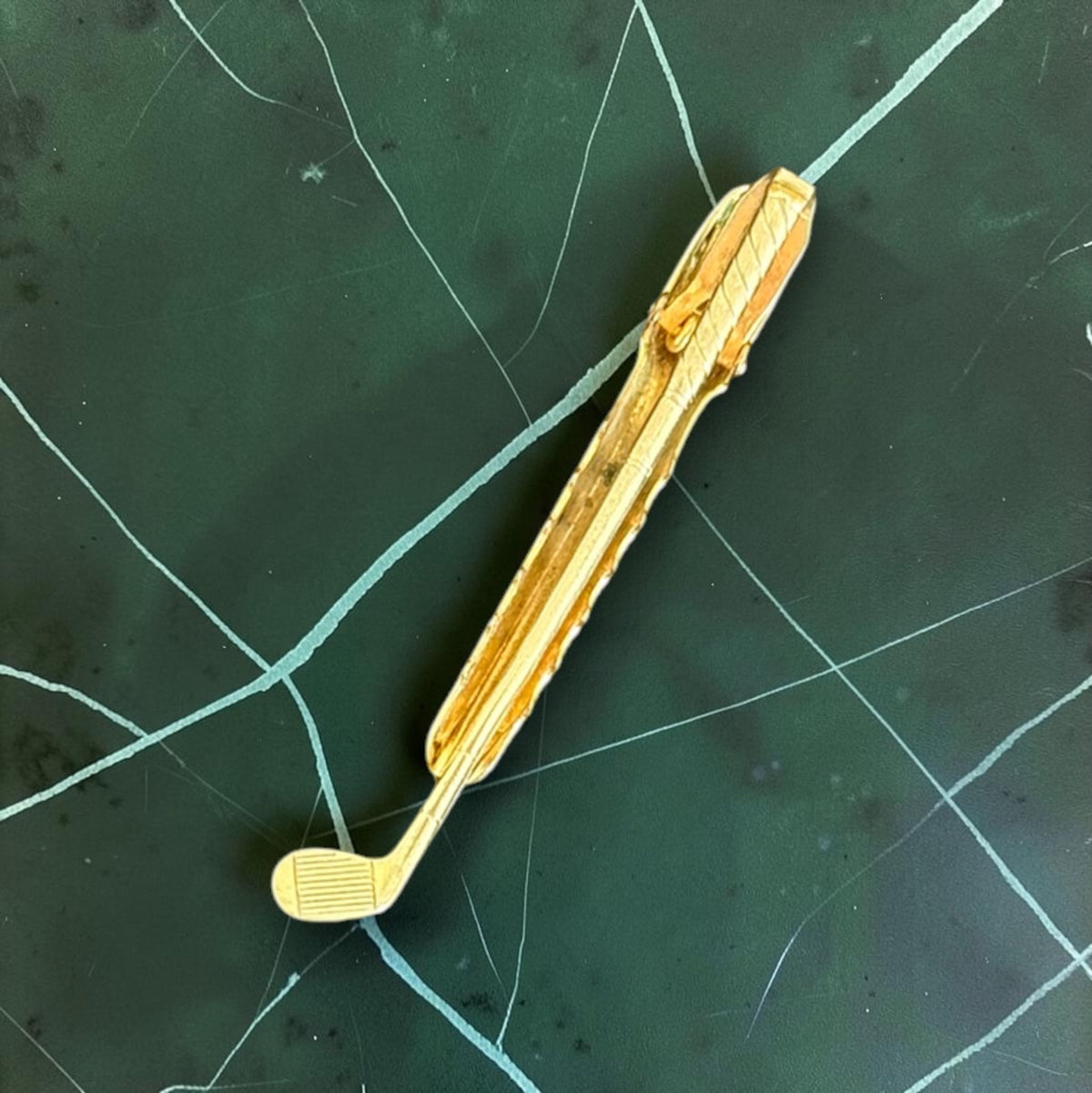 Vintage Anson gold-tone golf club tie clip