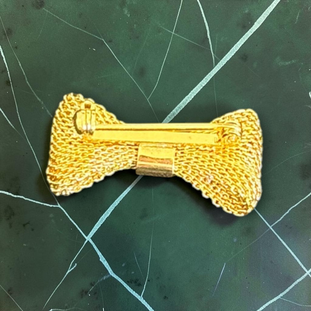 Vintage mesh bow brooch, detail